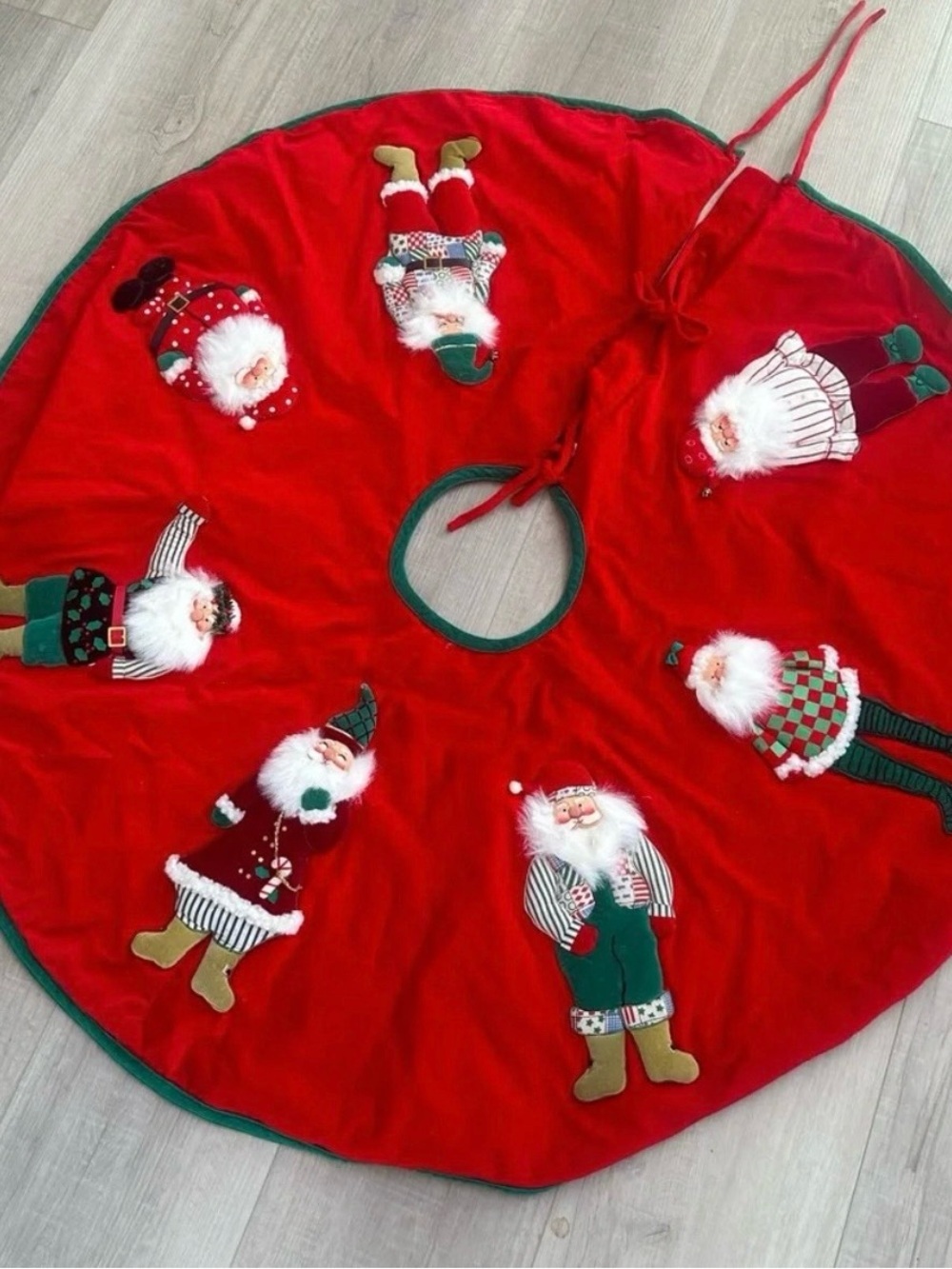 Vintage Potpourri Press vintage
Santa Tree Skirt